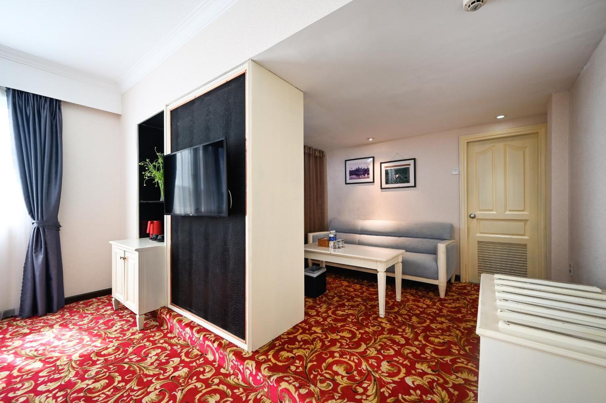 California Saigon Hotel & Rooftop Pool Ho Chi Minh City Exterior photo