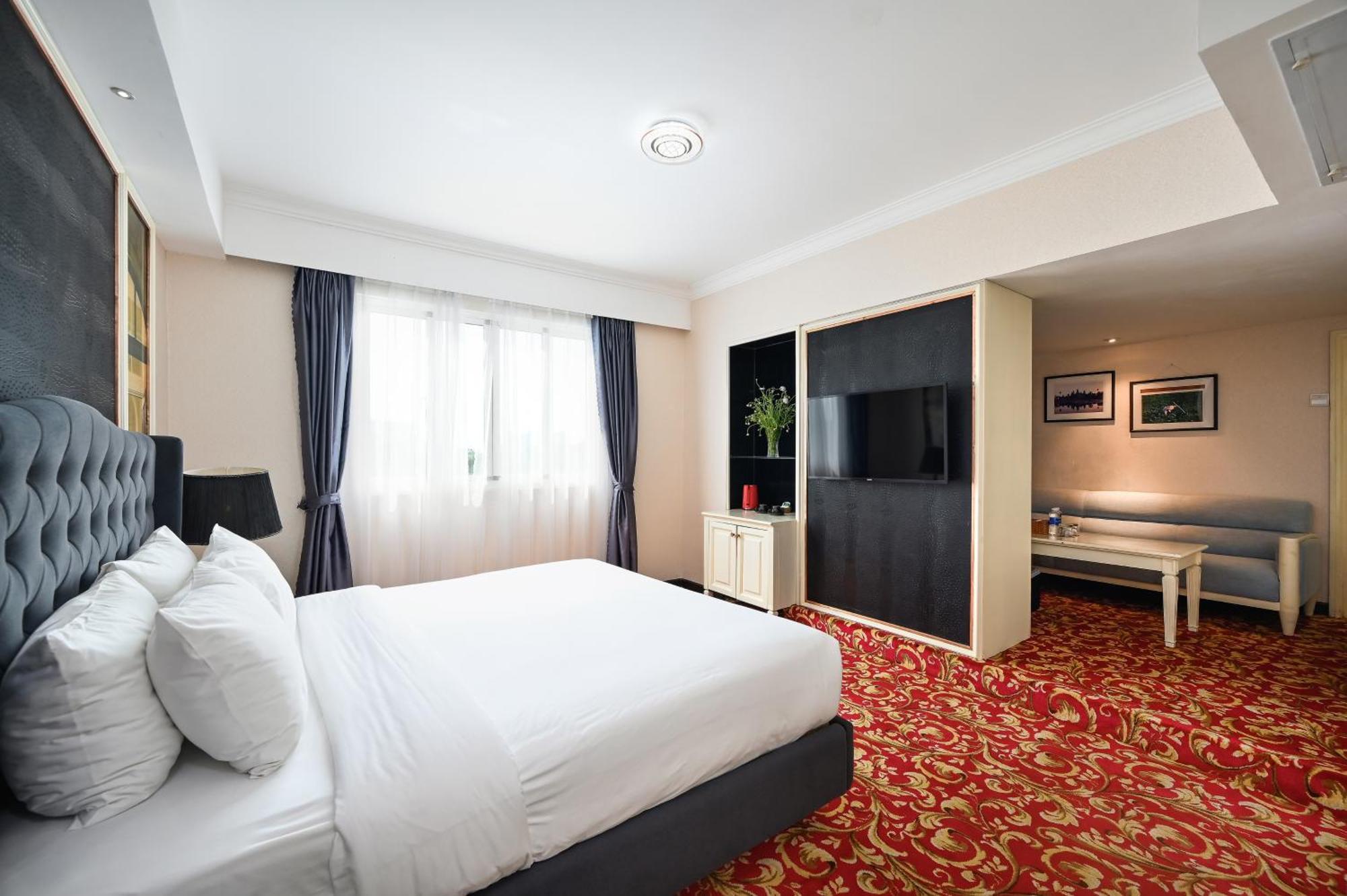 California Saigon Hotel & Rooftop Pool Ho Chi Minh City Exterior photo
