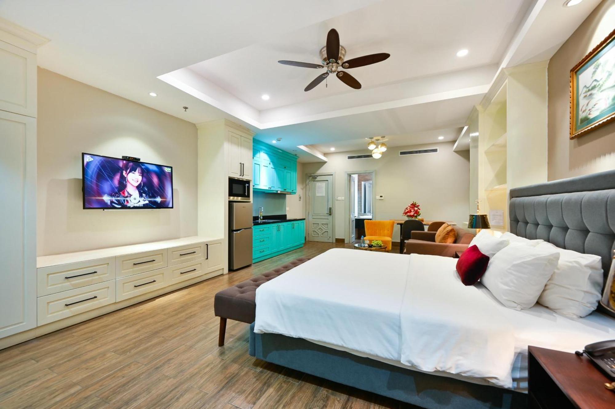 California Saigon Hotel & Rooftop Pool Ho Chi Minh City Exterior photo