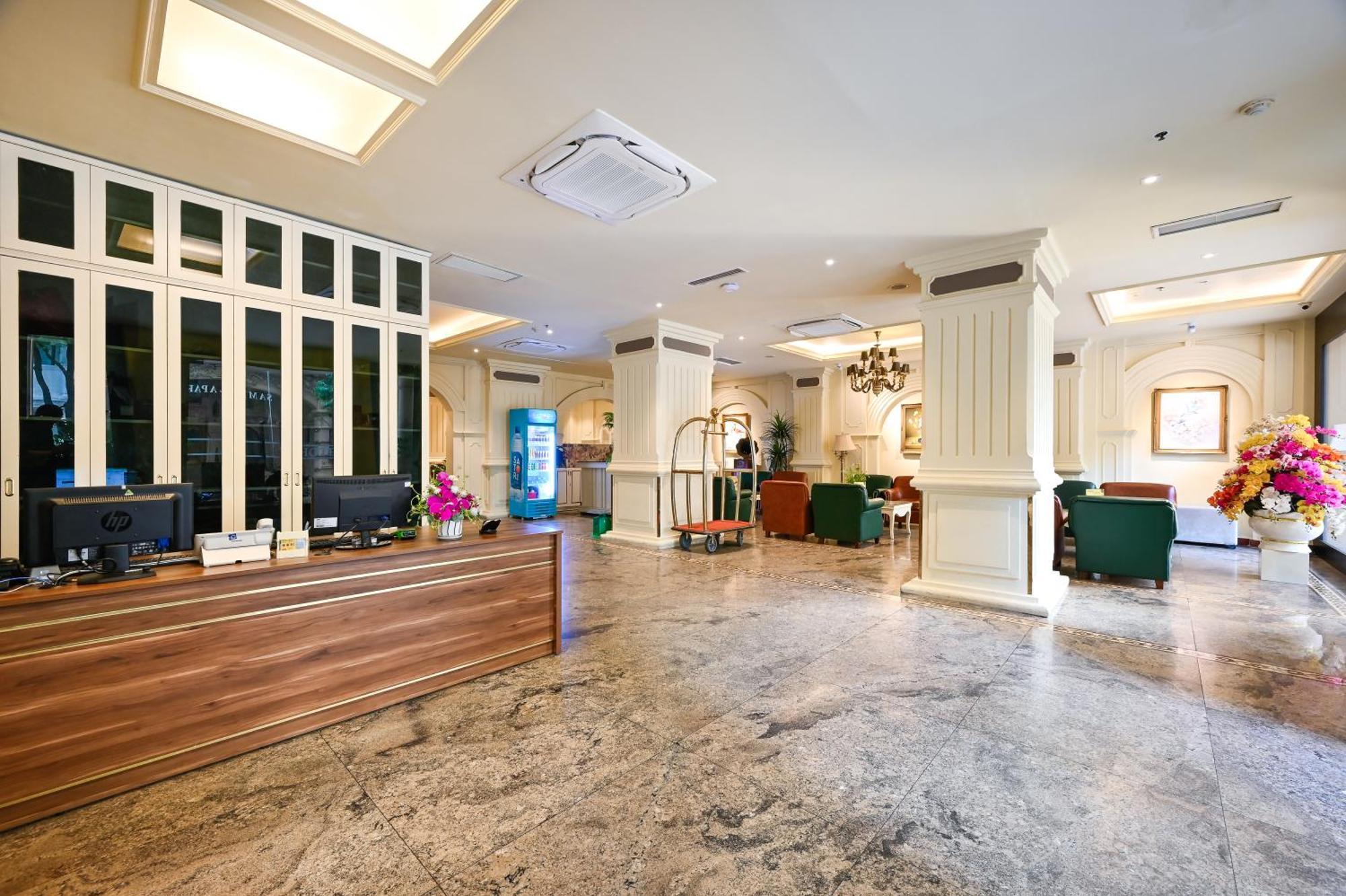 California Saigon Hotel & Rooftop Pool Ho Chi Minh City Exterior photo